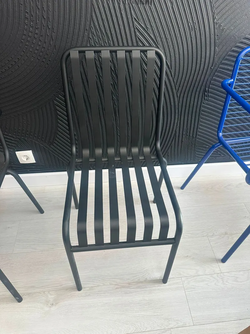 Çubuklu Kolsuz Metal Sandalye – siyah – önden görünüm