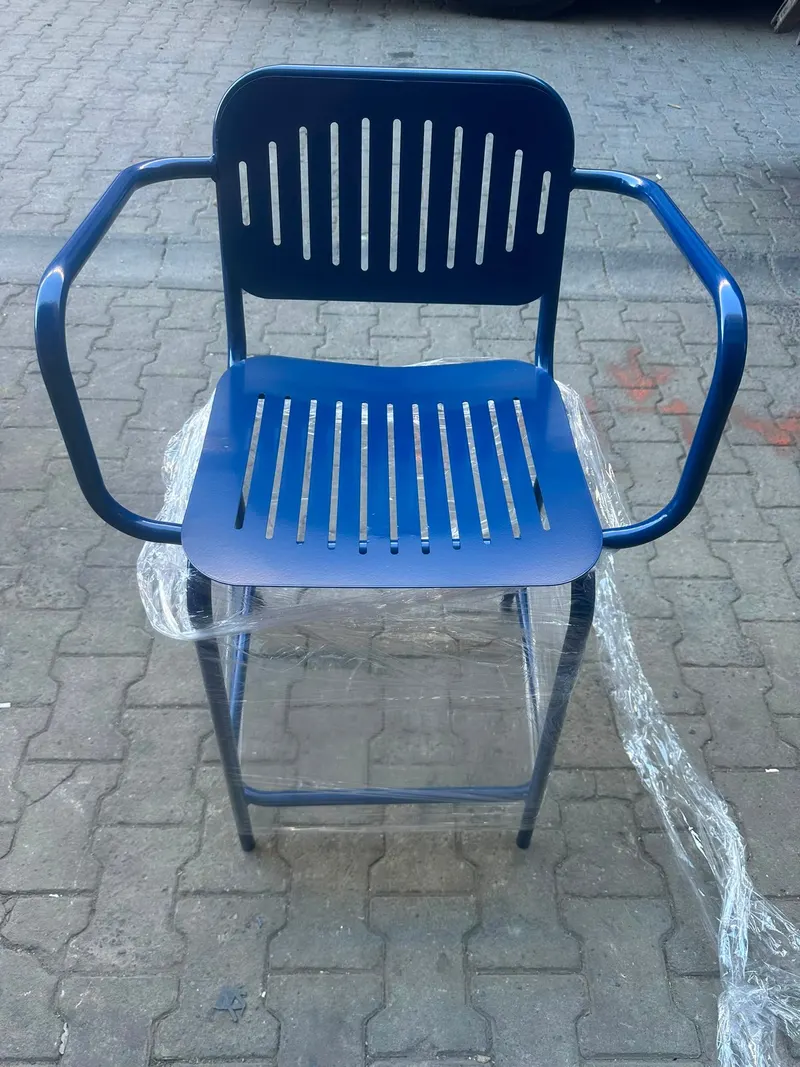 Dikey Yarıklı Kollu Metal Bar Sandalyesi – farklı açıdan görünüm 2
