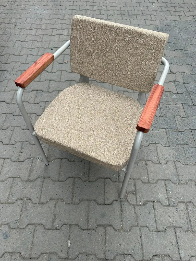 Metal Kafe Sandalyesi Modelleri – Kumaş Minderli Kollu Metal Sandalye