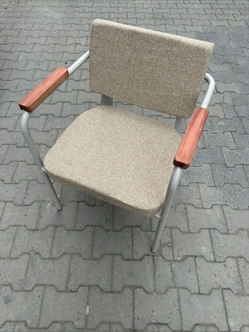 Kumaş Minderli Kollu Metal Sandalye – farklı açıdan görünüm 4
