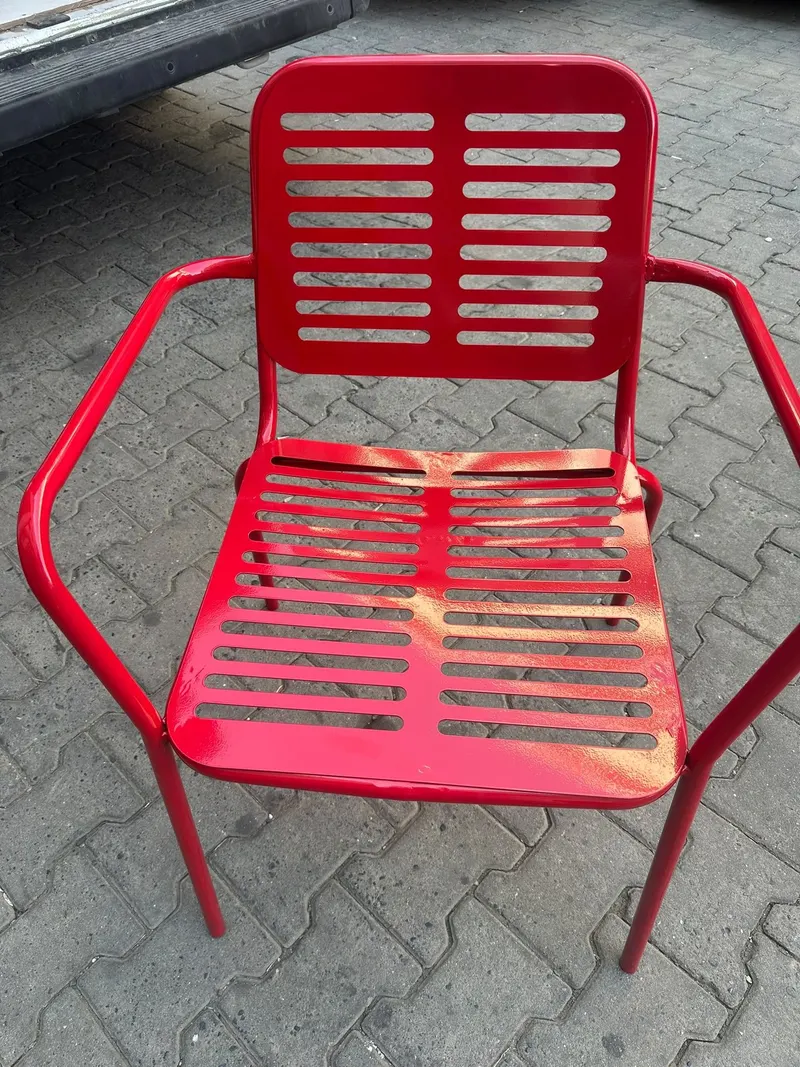 Lamelli Kollu Metal Kafe Sandalyesi – farklı açıdan görünüm 2